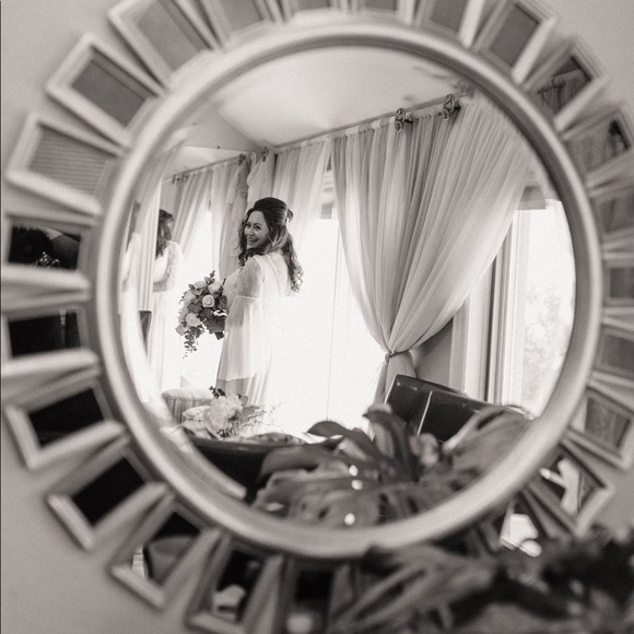 Meet your Posher, Monica - Picture 1 of 2